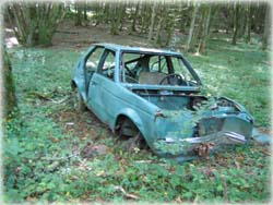 Carcasse de voiture abandonne en fort