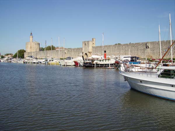 Arrive sur Aigues-Mortes