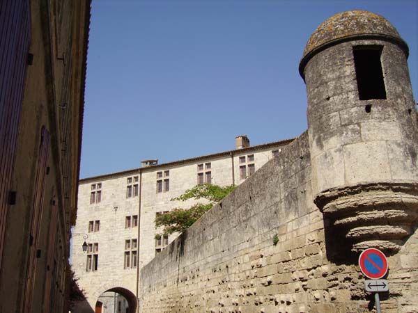 Une ruelle ancienne menant au muse d'Aigues-Mortes