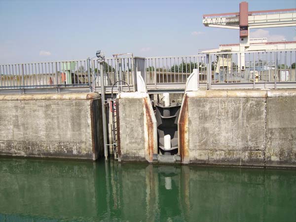 Les bollards flottants des cluses de Rhne