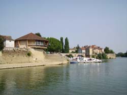 Le quai priv, la capitainerie et le port  Verdun sur le Doubs