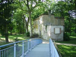 Arrive par la passerelle sur l'le du Chteau