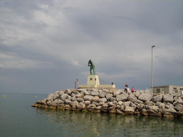 Entre de Palavas les Flots : statue en memoire des pcheurs disparus en mer