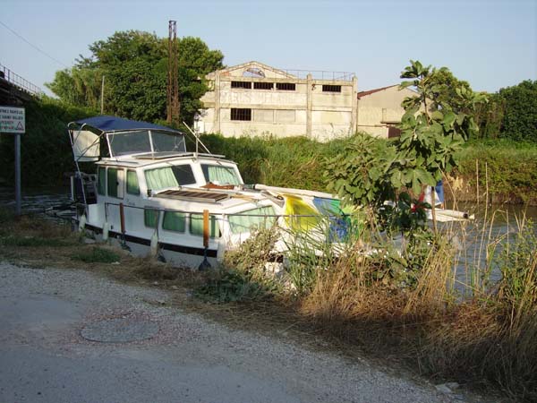 Amarrage avant le pont de Saint-Gilles