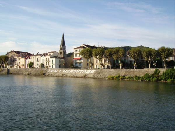 Le clbre village vinicole de Tain l'Hermitage 