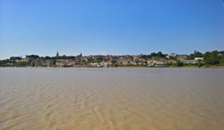 Le village de Bourg en Gironde vu de l'amont