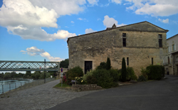 Une maison sur le quai de Branne sur la Dordogne
