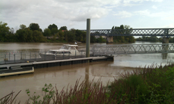 Le ponton flottant de Branne sur la Dordogne