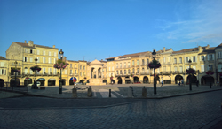 La place des arcades de la ville de Libourne