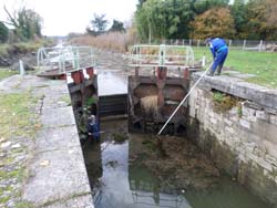 Opration de dgagement des algues et herbes dans l'cluse de Loire en novembre 2014