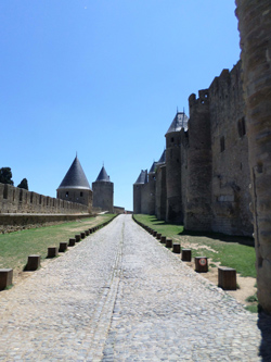 La promenade entre les enceintes de remparts de la Cit de Carcassonne