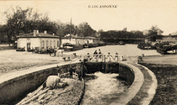 Carte postale ancienne de l'cluse et du port de Carcassonne sur le canal du Midi